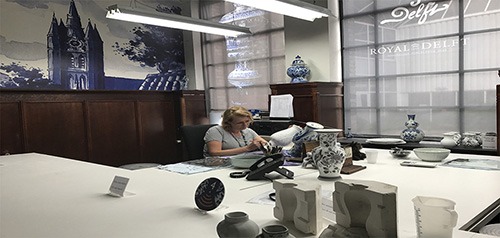 artist working in the Delft Blue painting studio
