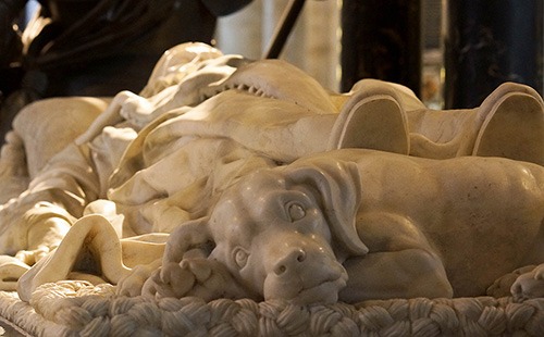 william of orange's tomb with a sculpture of his spaniel which symbolizes loyalty